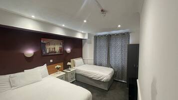 Basic Triple Room | Iron/ironing board, free WiFi