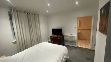 Comfort-herbergi með tvíbreiðu rúmi | Straujárn/strauborð, ókeypis þráðlaus nettenging