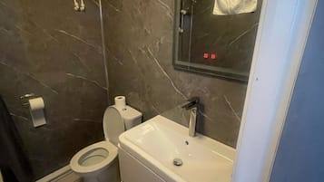 Basic Triple Room | Bathroom | Shower, towels, soap, shampoo