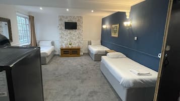 Basic Triple Room | Iron/ironing board, free WiFi