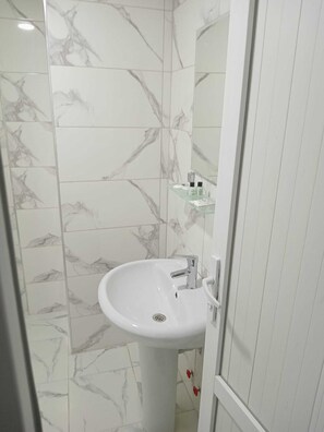 Shower, hair dryer, towels, soap - Lal Hotel (Istanbul)
