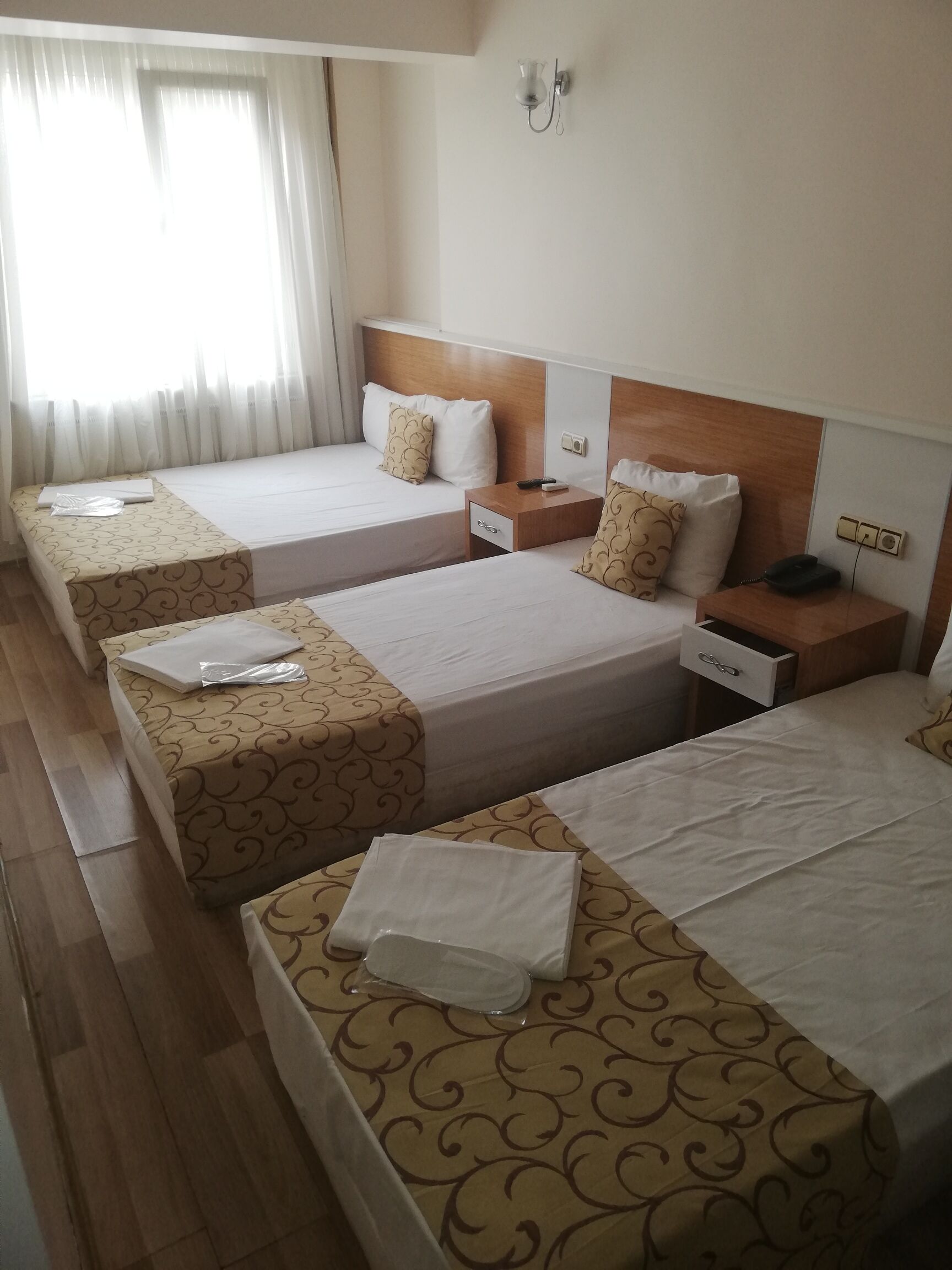 Familjerum för fyra - flera sängar - utsikt mot staden | Gratis wi-fi