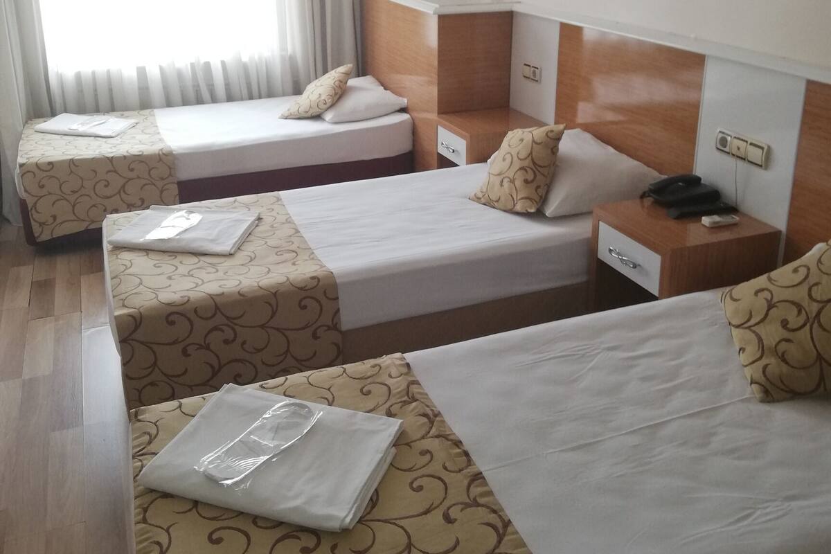 Familjerum för fyra - flera sängar - utsikt mot staden | Gratis wi-fi