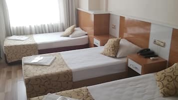 Quarto quádruplo família, várias camas, vista para a cidade | Wi-Fi de cortesia