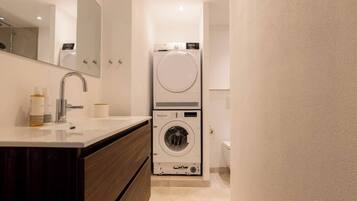 Hårtørrer, håndklæder, Sæbe, Toiletpapir