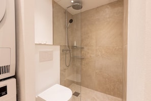SĂšche-cheveux, serviettes fournies, savon, papier toilette