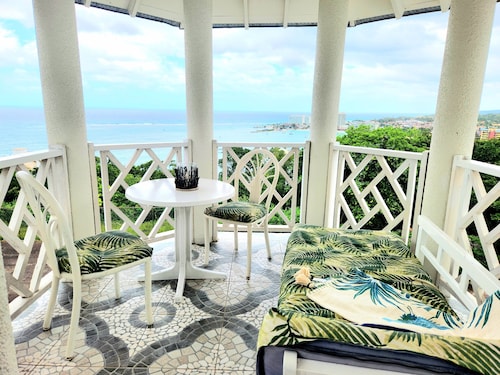 OCEANVIEW 

AMAZING OCEANVIEW LOCATION!! 
Walk to town and beach