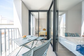 Apartment | Balcony - Apartment in L'escala Near Sandy Beaches (L'Escala)