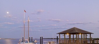 Old Spanish House Carter Jack Suite B. Sophisticated Retreat, Beach, Fire Pit, Downtown, Golf Cart