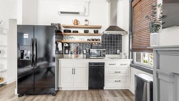 Kühlschrank, Mikrowelle, Herdplatte, Geschirrspüler