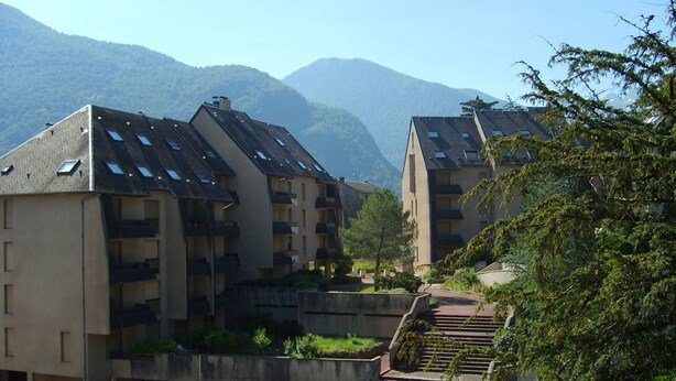 A residential building with multiple balconies, a central courtyard, and a staircase leading to an upper level. - Luchon - Studio 2/3 pers., balcony, cable car, near shops and thermal baths (Bagnères-de-Luchon)
