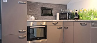 Lovely apartment for 2 guests with WIFI, TV, pets allowed and parking