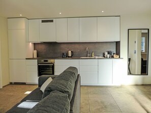 Ofen, Geschirrspüler, Toaster, Hochstuhl