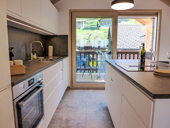 Geschirrspüler, Toaster, Hochstuhl, Esstisch