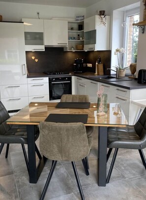 House | Private kitchen - Ferienhuus Insa Comfortable Holiday Residence (Aurich)