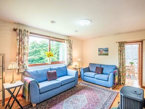 TV, fireplace - Stunning private villa for 6 guests with WIFI, TV, patio and panoramic view (Invermoriston)