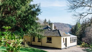 A small, single-story house with a sloped roof, a chimney, and a window on the front. - Beautiful private villa for 8 guests with WIFI, TV, patio and panoramic view (Invermoriston)