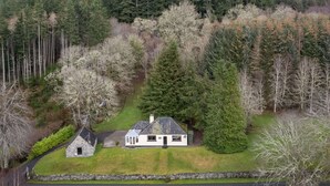 A house with a stone extension, surrounded by a forested hillside. - Beautiful private villa for 8 guests with WIFI, TV, patio and panoramic view (Invermoriston)