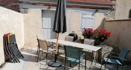 Charmant gßte historique rénové à 2 niveaux avec parking et jardin
