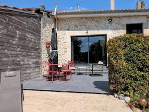 Outdoor dining - Renovated apartment with sunny terrace and parking in Pierrefitte-sur-Aire (Pierrefitte-sur-Aire)
