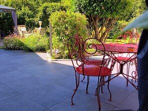 Outdoor dining - Renovated apartment with sunny terrace and parking in Pierrefitte-sur-Aire (Pierrefitte-sur-Aire)