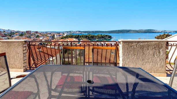A terrace with a view of a coastal town and a body of water. - Lovely apartment for 4 guests with A/C, WIFI, TV and terrace (Trogir)