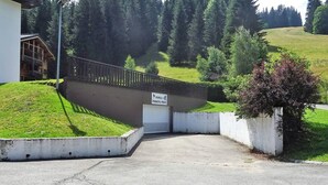 A gated parking area with a sign indicating 'PAMEO 1 PARKING PAVE'. - Duplex 2BR for 5 - Ski-In/Ski-Out, Garage, Free Shuttle (Les Gets)