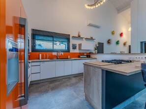 Refrigerador, microondas, horno y cafetera y tetera 