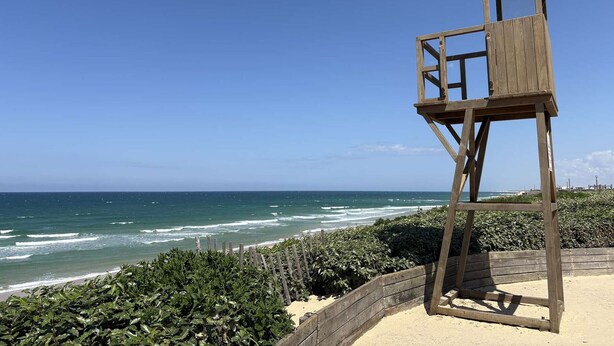 A wooden lifeguard tower on a sandy beach with ocean waves in the background. - Renovated villa near the lake, Biscarrosse (Biscarrosse)
