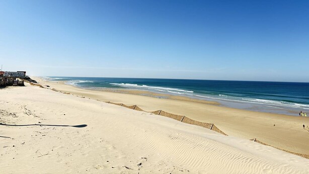 A beach with a clear sky, sandy shore, and a few people. - Spacious Villa Near Beach, 8 People (Biscarrosse Plage)