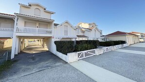 A residential street with houses, a gated entrance, and a clear sky. - Ideal setting near the ocean for 4 people in Biscarrosse Plage (Biscarrosse Plage)