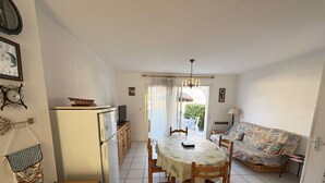 A compact living space with a dining area, a sofa, and a kitchenette. - Ideal setting near the ocean for 4 people in Biscarrosse Plage (Biscarrosse Plage)
