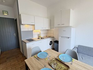 Kühlschrank, Mikrowelle, Herdplatte, Wasserkocher mit Kaffee-/Teezubehör