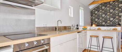 Mikrobølgeovn, kaffetrakter/tekoker og brødrister