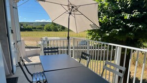 Outdoor dining - Cozy house in Ruoms with terrace and pets allowed (Ruoms)