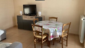 Dining - Cozy house in Ruoms with terrace and pets allowed (Ruoms)