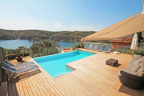 Villa | Piscina | Una piscina cubierta, una piscina al aire libre