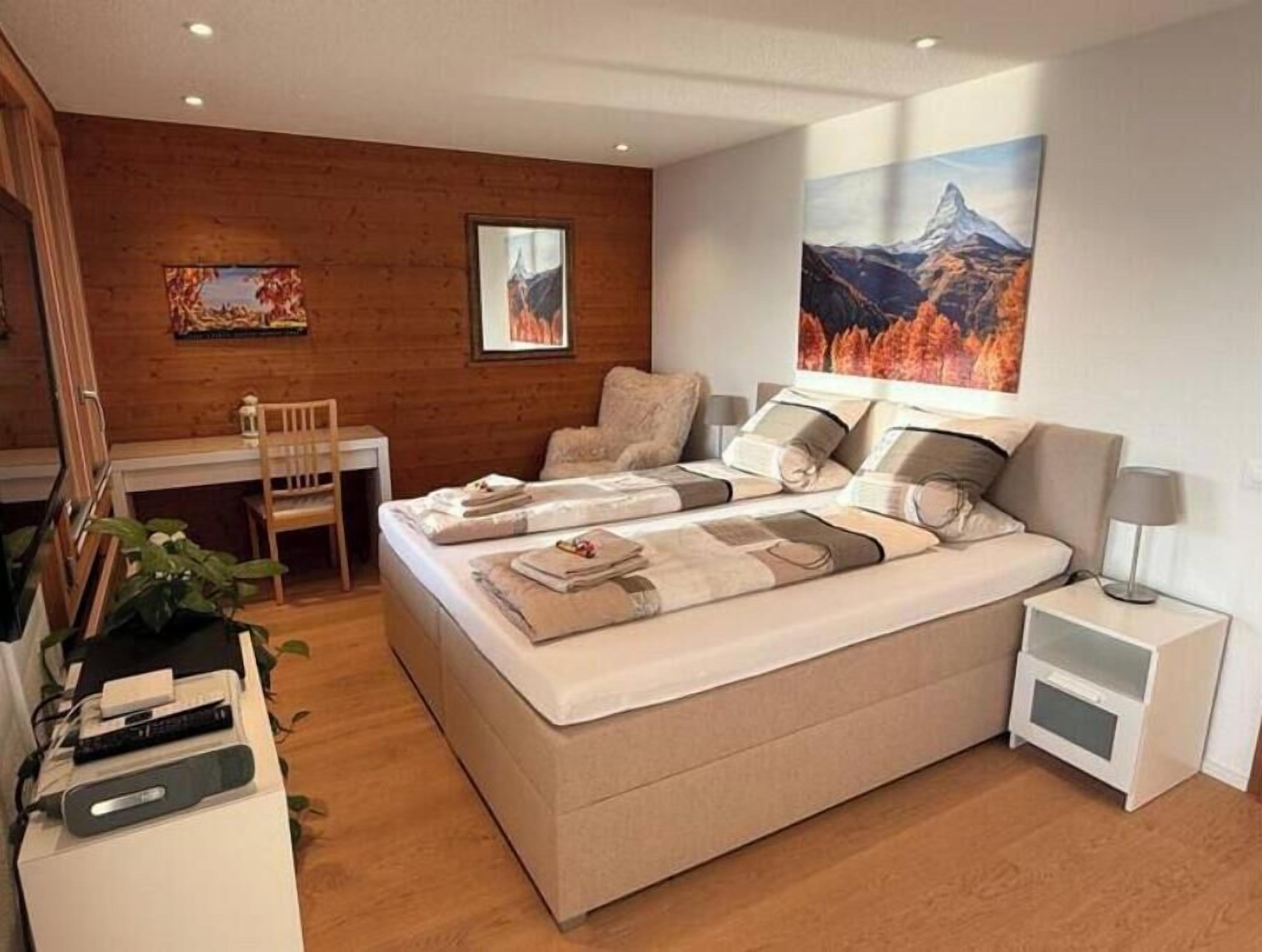 4 bedrooms, desk, WiFi, bed sheets