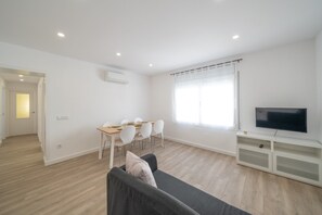 Apartment | Dining - Apartment in L'escala Near Las Barcas Beach (L'Escala)