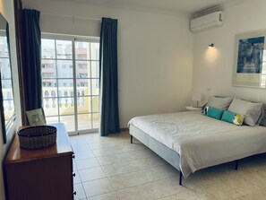 2 habitaciones, escritorio y tabla de planchar con plancha 