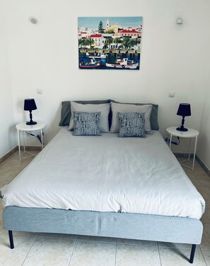 2 chambres, bureau, fer et planche à repasser, lit parapluie