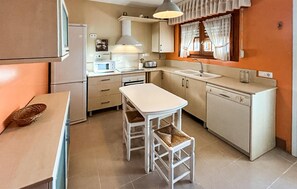 ثلاجة، موقد طهي مسطح، غسالة أطباق