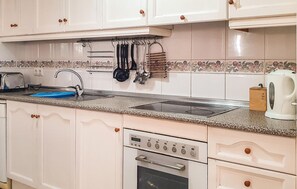 Réfrigérateur, micro-ondes, plaque de cuisson, lave-vaisselle