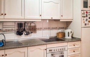 Frigorífico, placa de cocina y lavavajillas