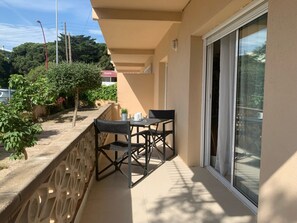 Apartment | Outdoor dining