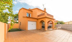 Villa | Balcony - Villa in Riells Beach With Private Pool (L'Escala)