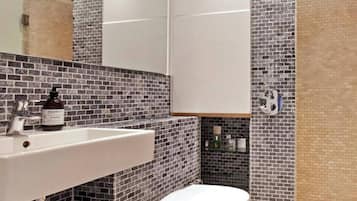 SĂšche-cheveux, serviettes fournies, savon, papier toilette
