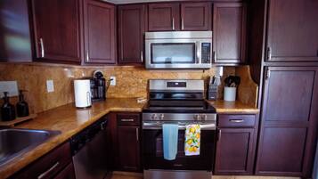 Een koelkast, een magnetron, een oven, een kookplaat