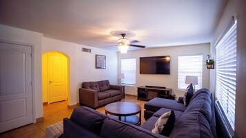 Smart-TV, TischfuĂball, Tischtennisplatte, BĂŒcher