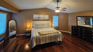 4 slaapkamers, een strijkplank/strijkijzer, reisbedje, gratis wifi